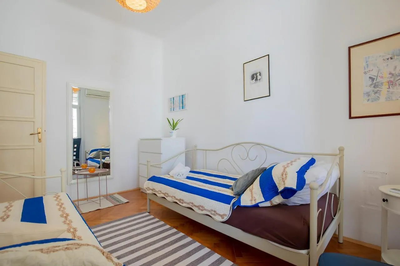 Amphitheater Apartment Pula 0*,