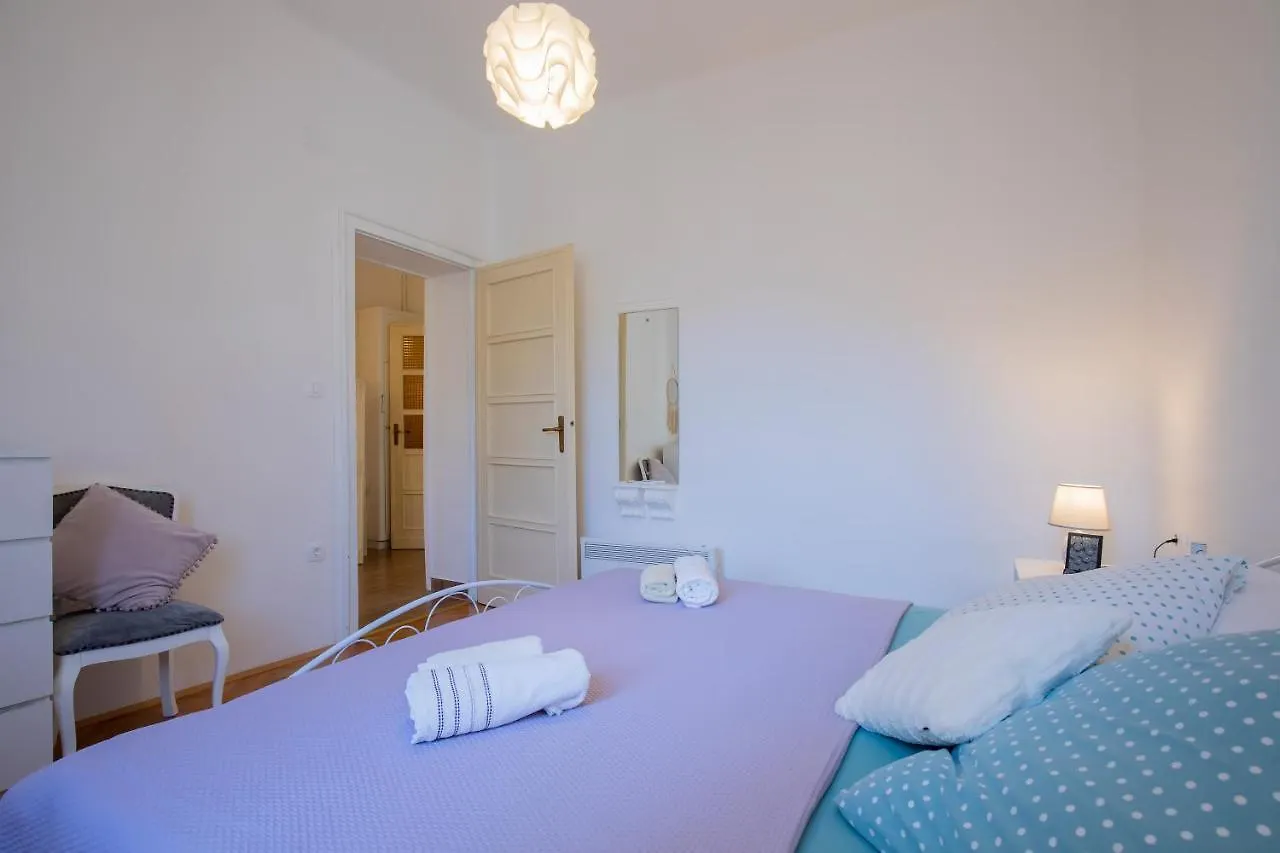 Amphitheater Apartment Pula 0*,